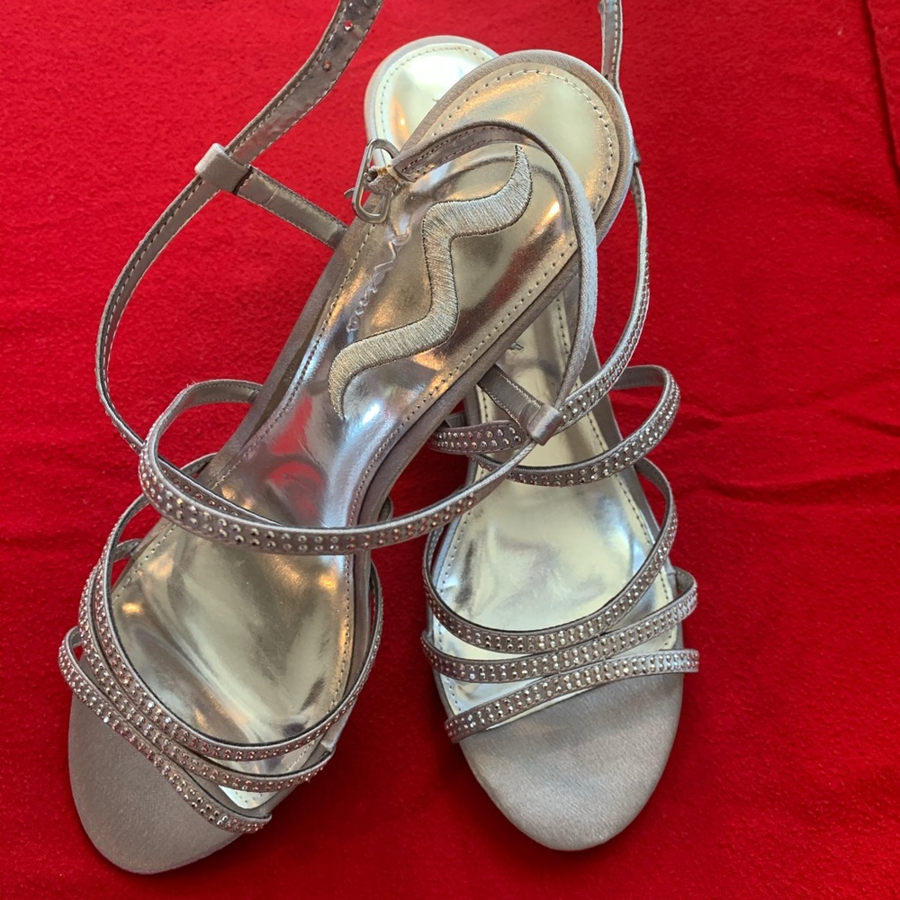 New Nina Glynna-ys Royal Silver Kitten heel